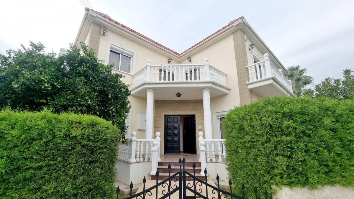 Detached Villa For Sale in Ayios Tychonas Tourist Area, Lima